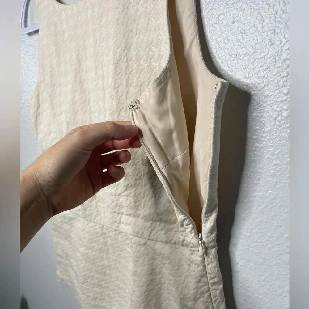 Banana Republic Women’s Size 2 Sleeveless Top | Neutral Structured Tank - Picture 4 of 5